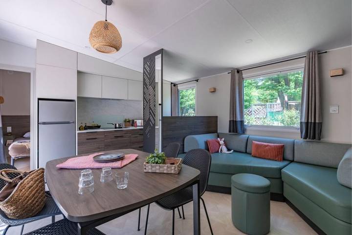 Camping pour 4 personnes, avec piscine ainsi que jardin et terrasse, adapté aux familles à Millau - 2