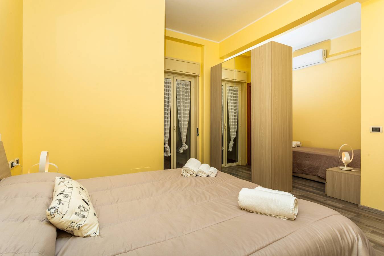 Room 'Seaside and City - Quadrupla' with Shared Terrace, Wi-Fi and Air Conditioning in Catania, Catania Province