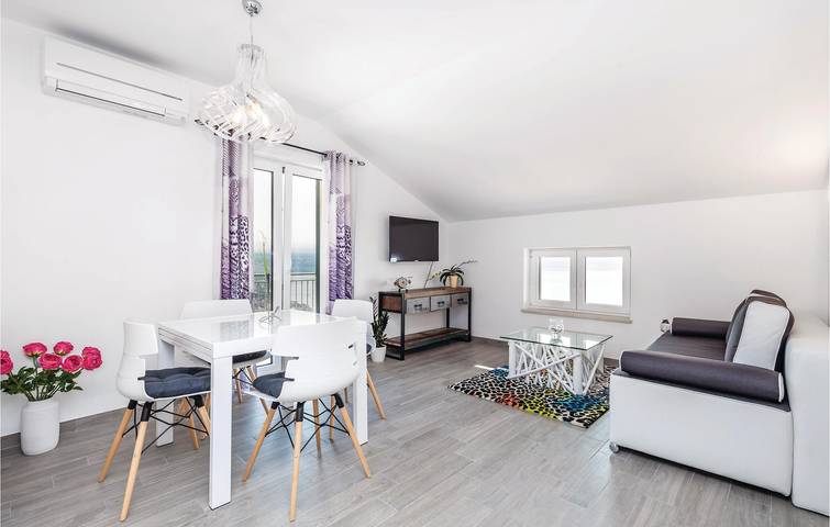 Ganze Ferienwohnung, Gemütliche Ferienwohnung mit Terrasse, WLAN und 2 km Entfernung zum Strand in Tulisevica (Lovran), Lovran