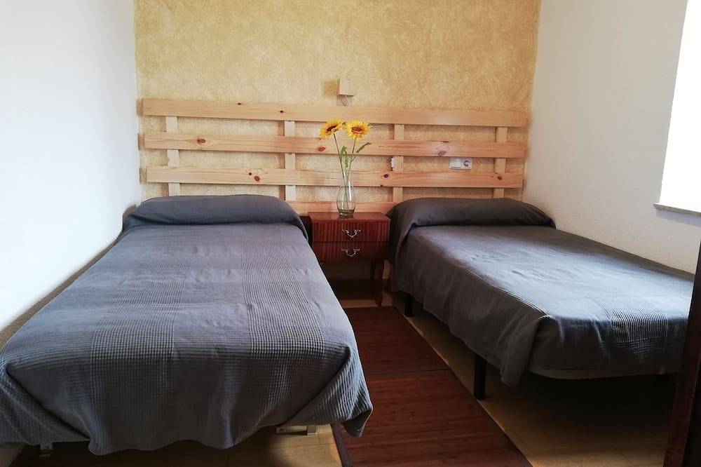 Casa Rural Abuela Tina, amplia con patio empedrado, fuente de agua de manantial in Benavides, Cordillera Cantábrica