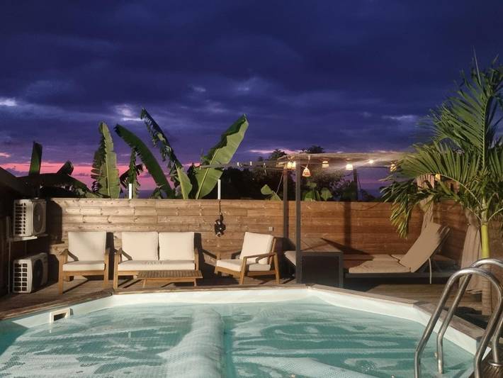 Villa pour 14 personnes, avec vue et terrasse ainsi que piscine et sauna, animaux acceptés