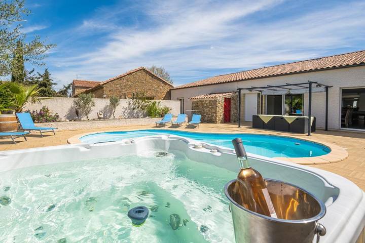 Location de vacances pour 10 personnes, avec Jacuzzi et Terrasse ainsi que Jardin et Piscine à Bize-Minervois