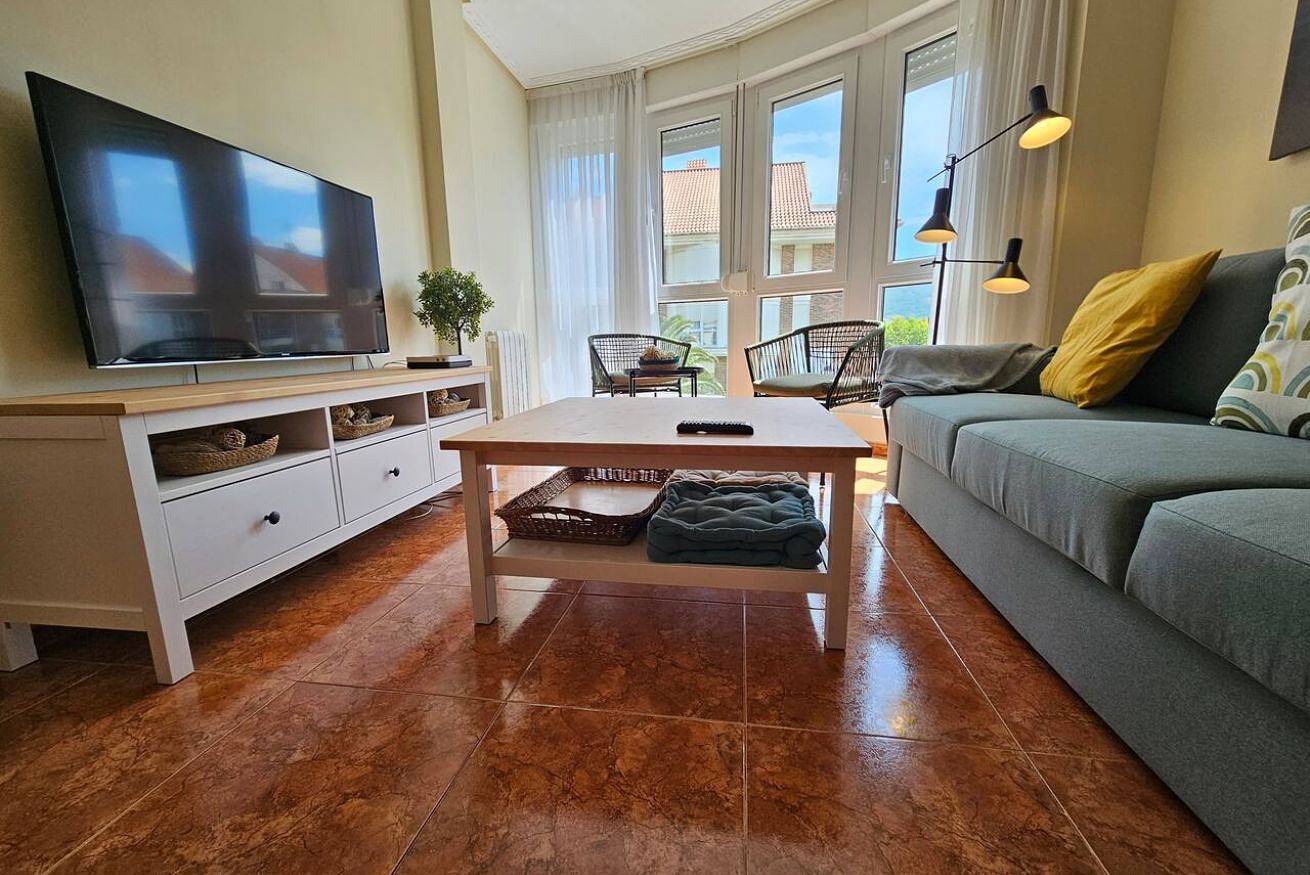 Appartement entier, Charming apt with water view, pool & Wi-Fi in Santoña, Côte Cantabrienne