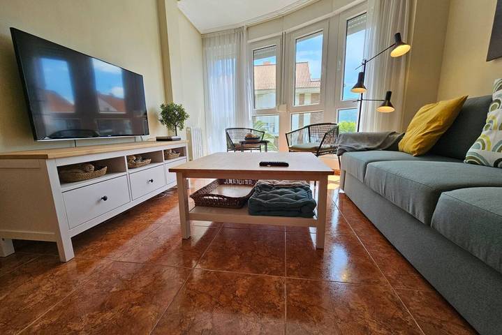 Ganze Wohnung, Charmante Wohnung mit Meerblick, Pool & Wlan in Santoña, Kantabrische Küste