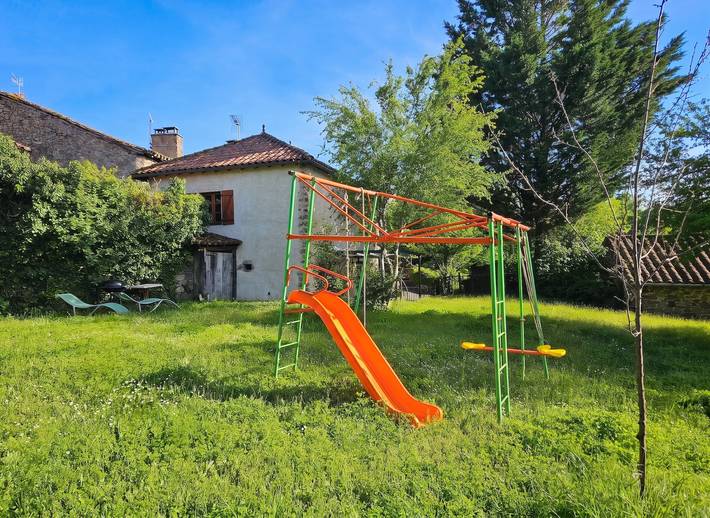Location de vacances pour 4 personnes, avec Terrasse et Jardin à Peyrusse-le-Roc