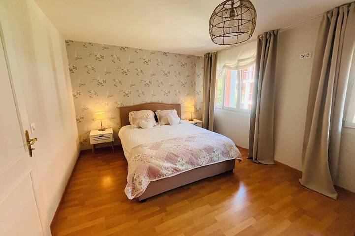 Ganze Wohnung, Familien-Garten-Duplex nahe Zürich - Trampolin, Kamin & Grill - 8 Gäste in Killwangen, Aargau-Basel
