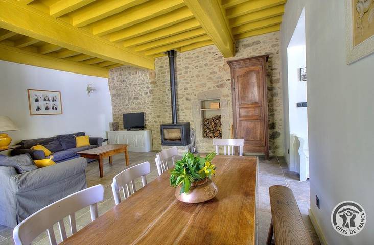 Gîte pour 6 personnes, avec jardin à Villechenève