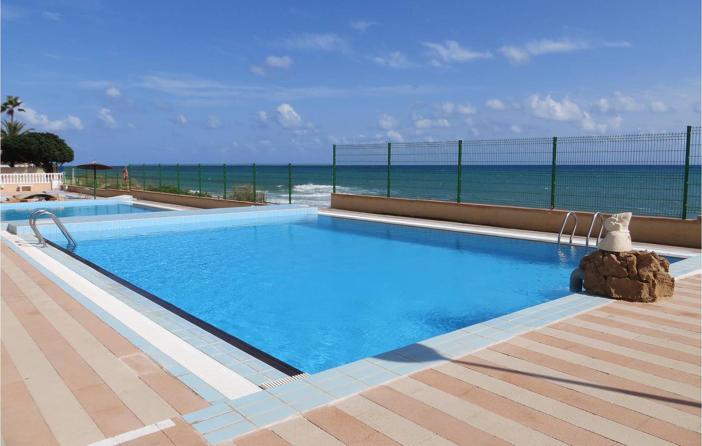 Apartamento vacacional entero, Apartamento en la planta superior con terraza, WiFi y aire acondicionado in Las Calas, Torrevieja