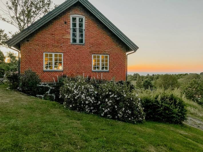 Sekelgammalt hus med havsutsikt i Södra Mellby in Österlen