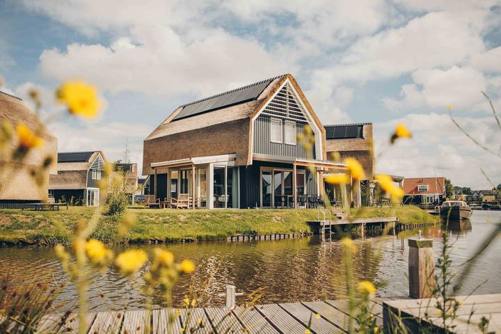 Villa voor 8 personen, with sauna and tuin as well as uitzicht op het meer in Friesland