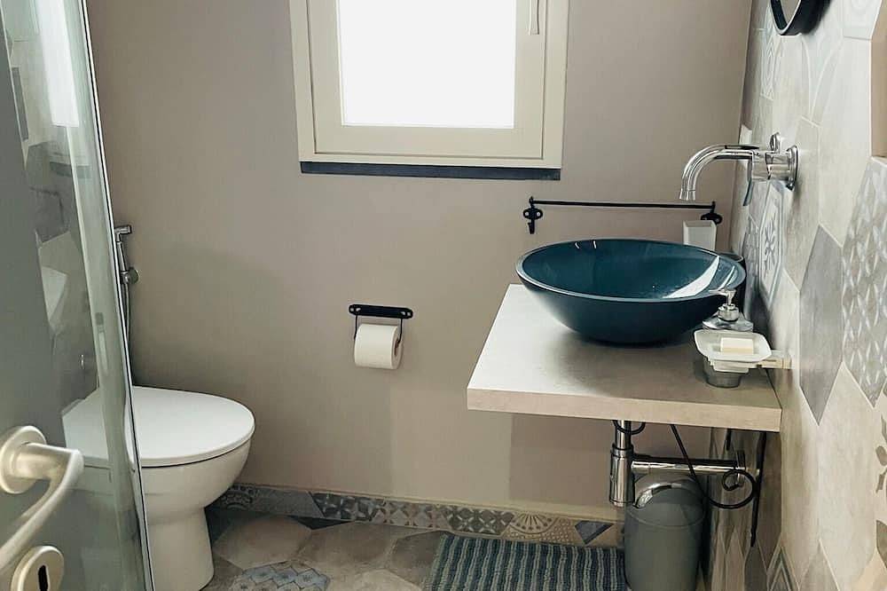 Appartamento intero, Appartamento 'Blue House con Terrazzo' vista mare, Wi-Fi e aria condizionata in Portopalo di Capo Passero, Siracusa e dintorni