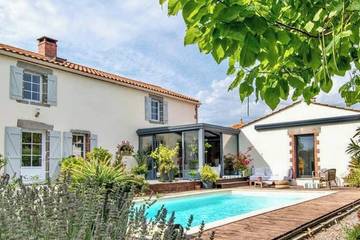 Gîte pour 10 personnes, avec jardin et terrasse à Poiroux