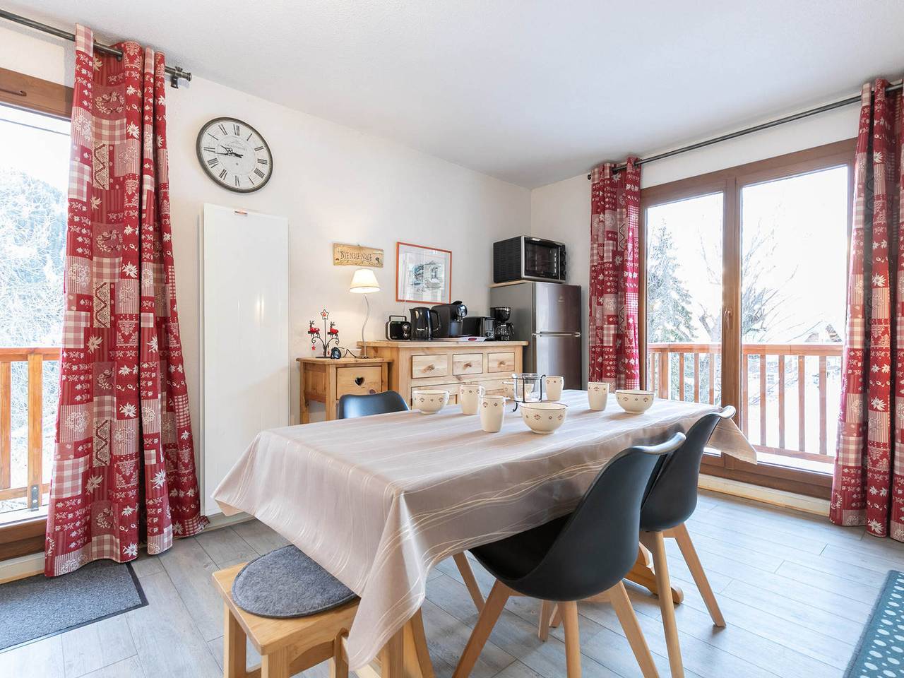 Entire apartment, Cozy 2-Bedroom Apartment for 4-6 in Modane with Free Wifi, Balconies, and 500m to Ski Lift in Valfréjus, Modane