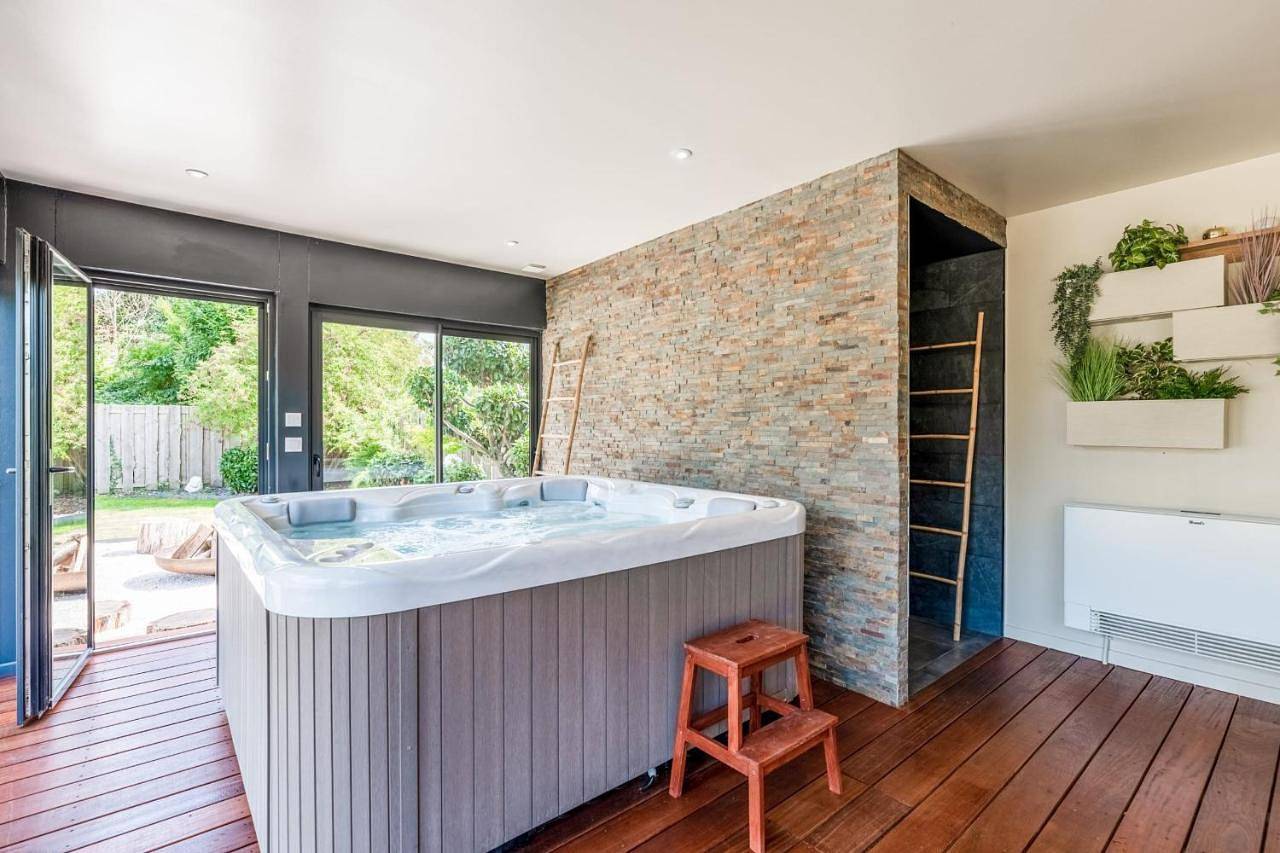 Le Jardin des Hespérides - Piscine intérieure, Jacuzzi et Sauna in Fourmetot, Région de Bernay
