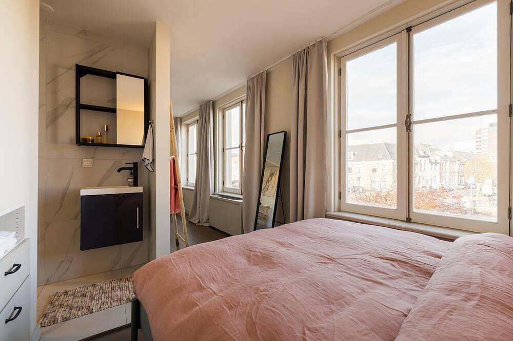 Ganze Wohnung, Stylish apartment featuring modern design and beautiful views, set in a peaceful location in the historic heart of Haarlem — ideal for expats and high-end short stays. in Haarlem, Niederländische Nordsee