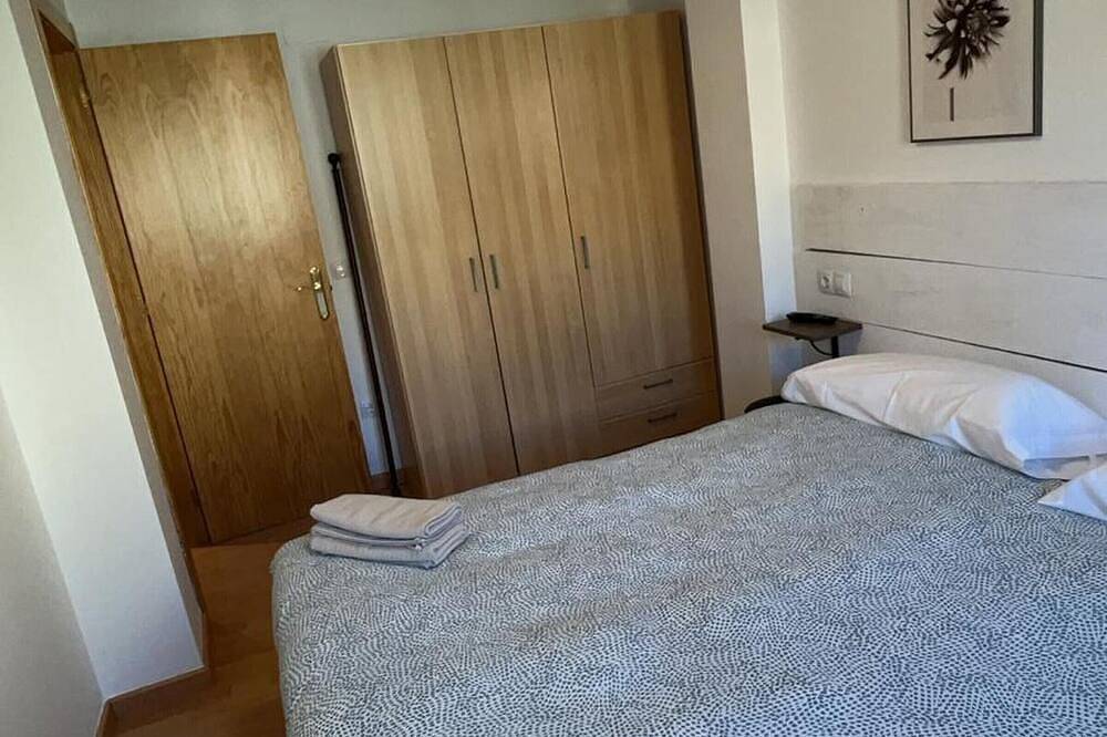 Entire apartment, Mountain Retreat: Cozy 2Br Apt with Modern Amenities, Near Las Guixas Caves in Villanúa, Spanish Pyrenees