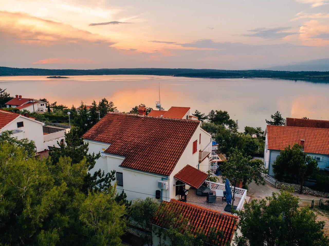 Ganze Ferienwohnung, Ferienwohnung Sara mit Meerblick und Pool und große Terrasse  in Klimno, Krk