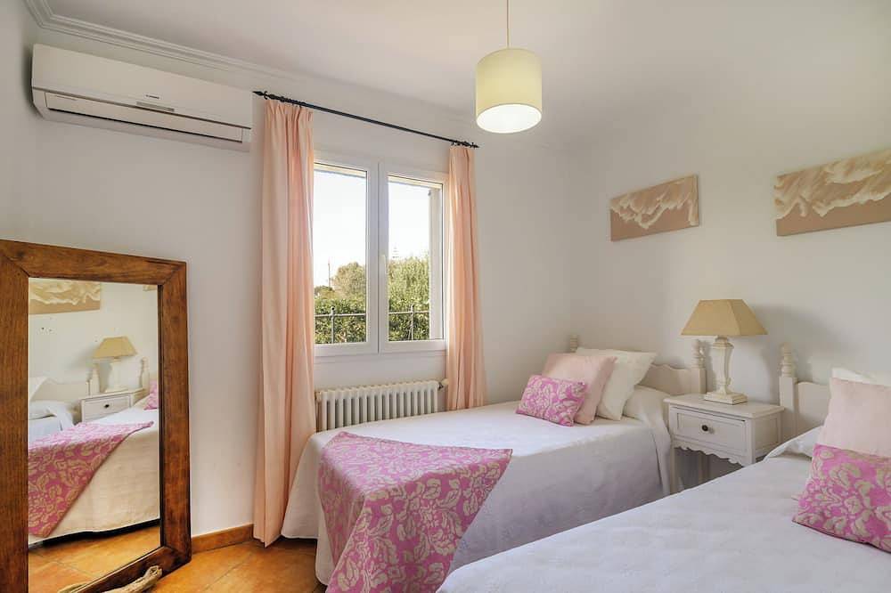 Charming spacious villa, 200 m from the sea, swimming pool, garden, Ac, wifi... in Punta Prima, Sant Lluís