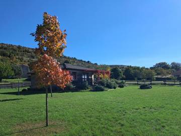 Location de vacances pour 4 personnes, avec vue et jardin à Rogue
