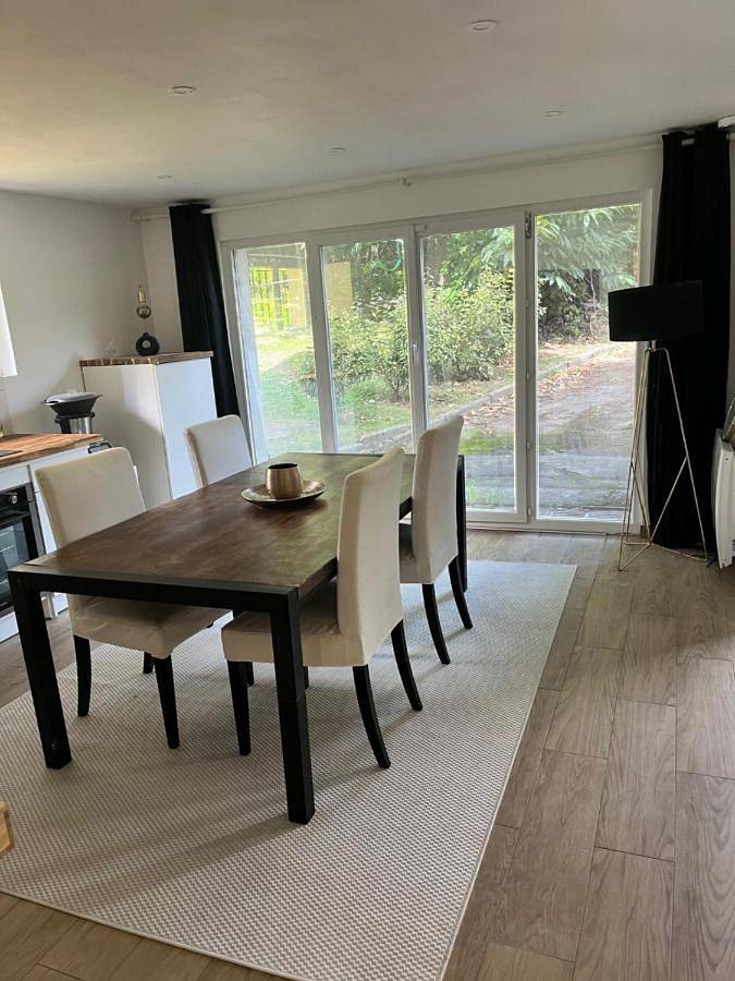 Gîte pour 4 personnes, avec jardin ainsi que terrasse et vue à Buc