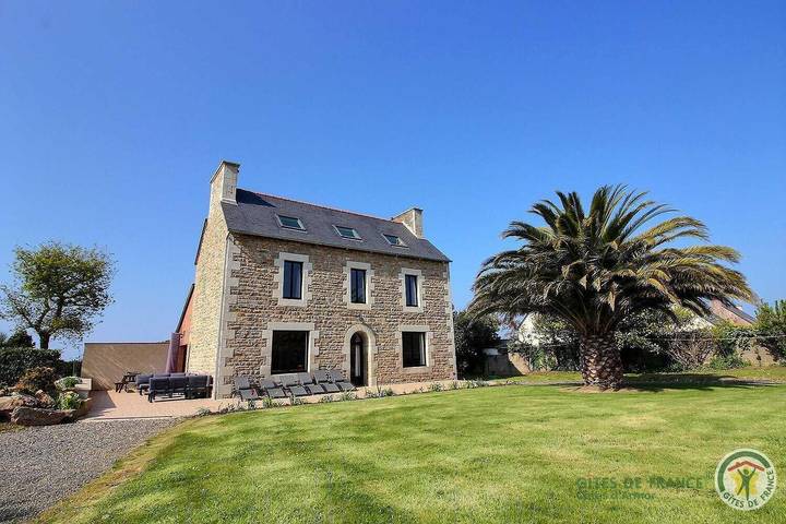 Gîte pour 10 personnes, avec Terrasse ainsi que Jardin et Vue à Lézardrieux