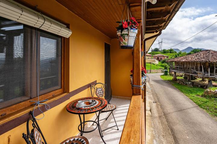 Casa de vacaciones con vistas a la montaña, piscina climatizada y jardín infantil in Parres, Provincia de Asturias