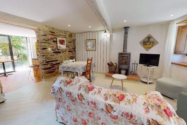 Beautiful Gîte 3 épis, in exposed stone with shaded terrace in Les Martys, Carcassonne und Umgebung