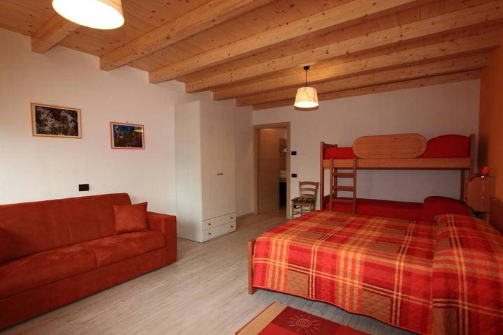 Privatzimmer für 3 Personen, mit Terrasse und Garten in Novate Mezzola