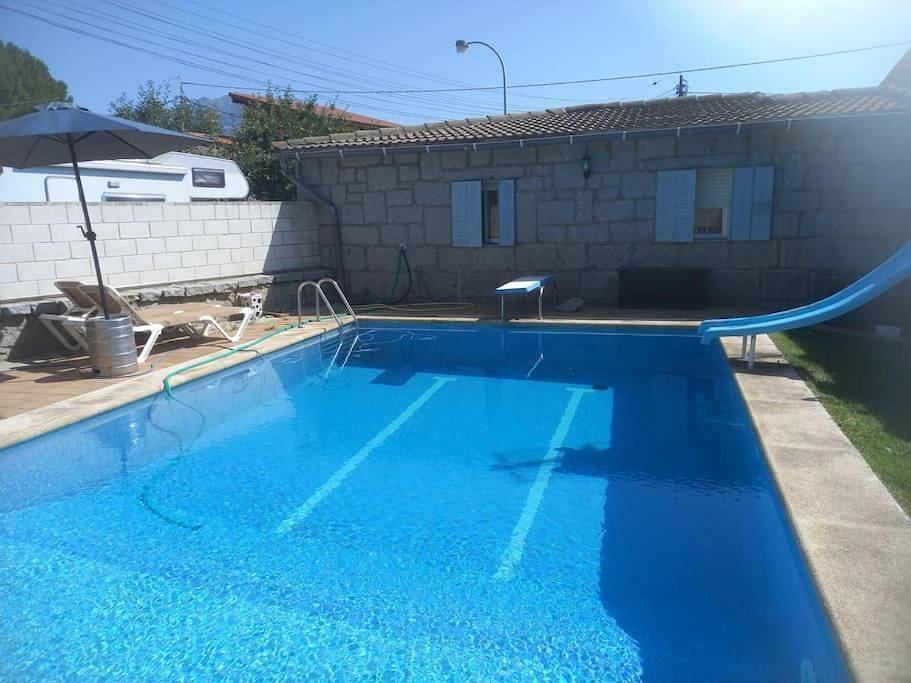 Apartamento entero, Acogedora casita loft de piedra con piscina compartida in Becerril de la Sierra, Provincia de Madrid