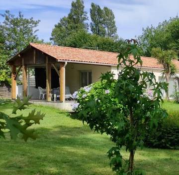 Gîte pour 2 personnes, avec vue ainsi que jardin et piscine à Oeyreluy