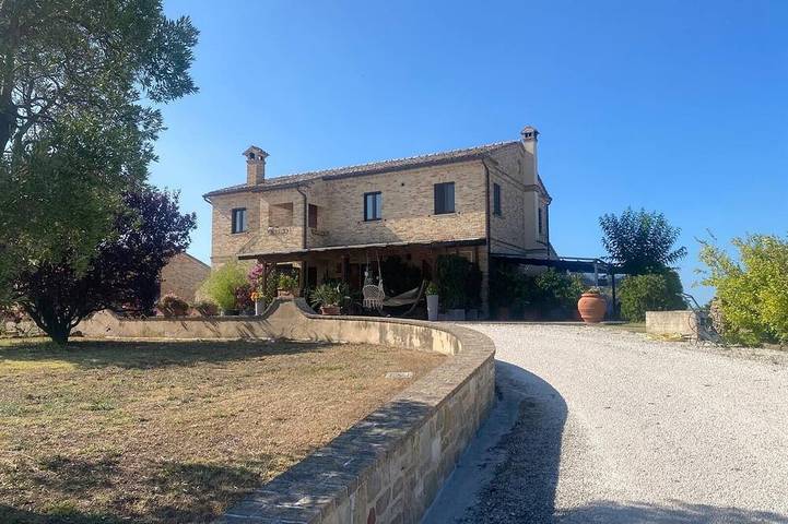 Relais Infinito: Rooms and Views of the Marche Hills in Recanati, Province de Macerata