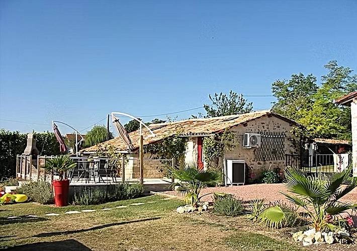 Location de vacances pour 2 personnes, avec piscine ainsi que vue et jardin, adapté aux familles dans Baignes - 4