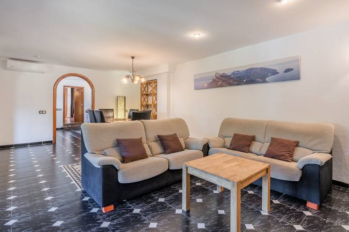 Villa de vacaciones 'Can Serra' con piscina privada, vistas a la montaña, terraza y jardín in Puerto de Pollensa, Pollença
