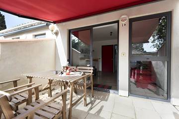Gîte pour 3 personnes, avec piscine ainsi que terrasse et jardin à La Flotte