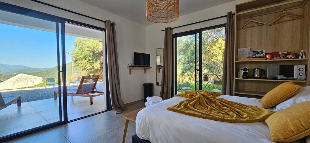 Hôtel pour 2 personnes, avec terrasse et vue ainsi que piscine et jardin à Olmiccia