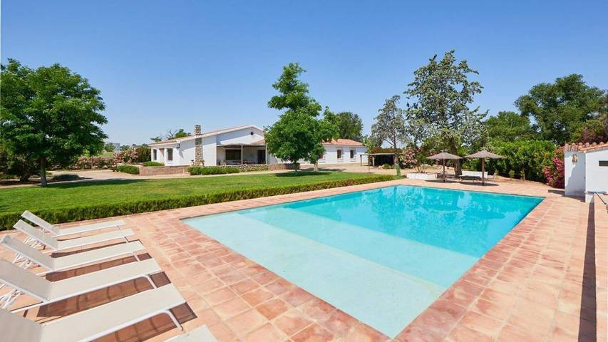 Casa rural para 16 personas, con jardín además de terraza y piscina en Espeluy