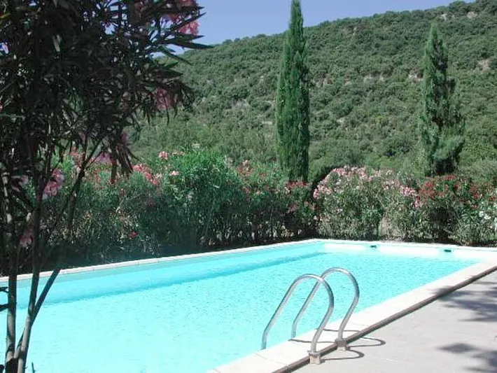 Alojamiento y desayuno para 2 personas, con vistas además de jardín y piscina - 1