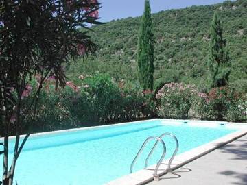 Chambre d’hôte pour 2 personnes, avec terrasse et jardin ainsi que piscine et vue à Bédarieux