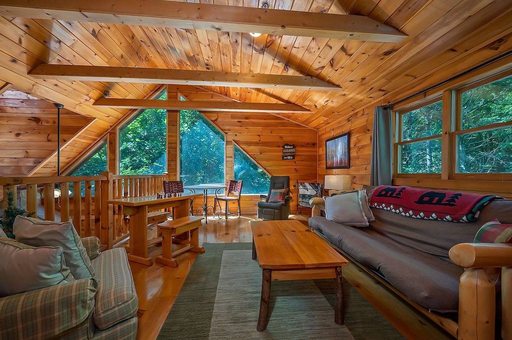 Log Cabin for 10 Guests in Blue Ridge Mountains, North Carolina