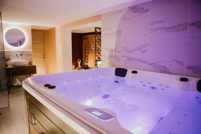 Chambre d’hôte pour 2 personnes, avec jacuzzi ainsi que terrasse et sauna dans Maresches