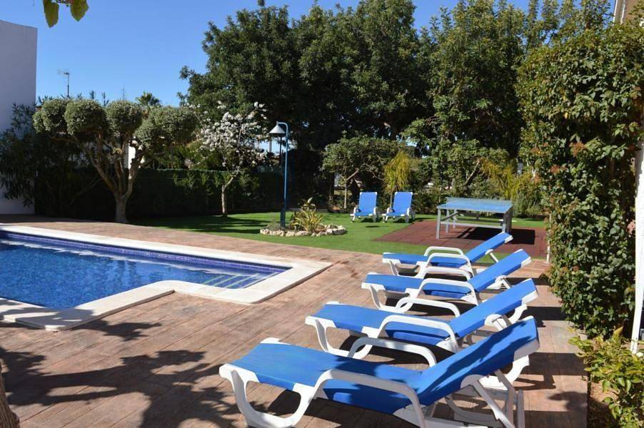 Villa Lagem es una casa con piscina particular, jardín y barbacoa a 1500 metros de la playa de fina arena in Cubellas, Garraf