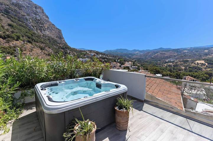 Ferienhaus für 9 Personen, mit Balkon und Garten sowie Pool