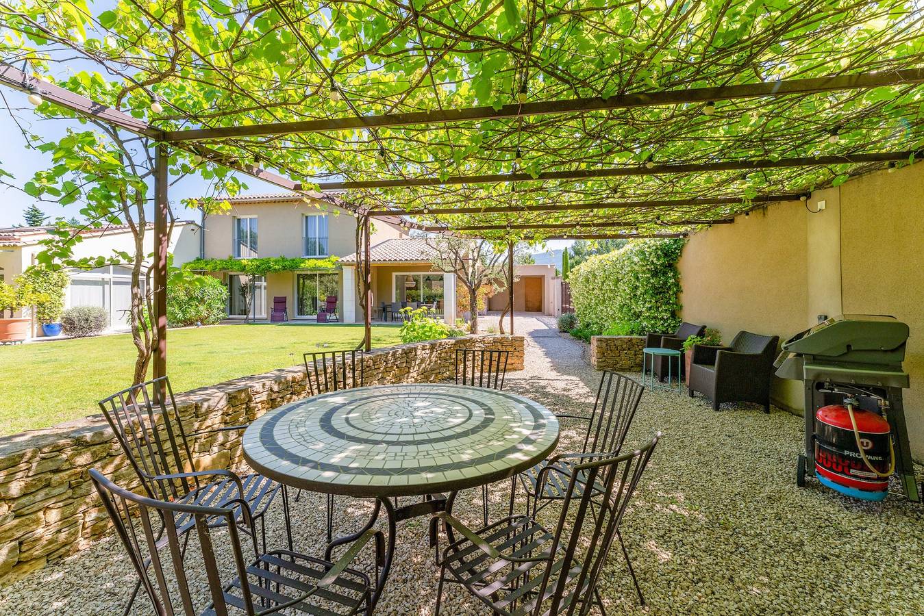 Casa 'Maison Les Hirondelles' con Piscina Compartida, Wi-Fi y Aire Acondicionado in Mirabel-aux-Baronnies, Región de Nyons
