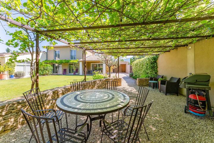 Vakantiehuis 'Maison Les Hirondelles' met gedeeld zwembad, wifi en airco in Mirabel-aux-Baronnies, Nyons en omgeving