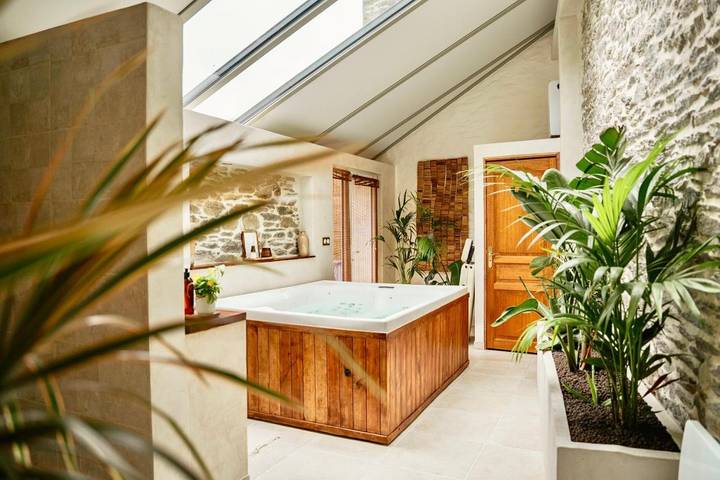 Maison de vacances pour 2 personnes, avec terrasse ainsi que jardin et jacuzzi