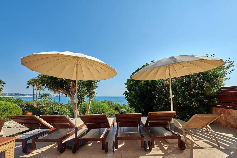Beach Front Villa Azura Sunrise by Ezoria Villas in Peyia, Chipre Sur