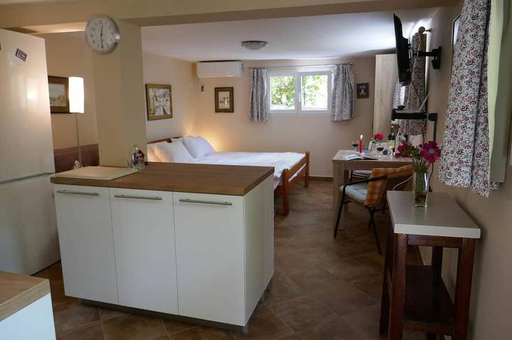 Gîte pour 4 personnes, avec jardin et jacuzzi dans Risan - 2