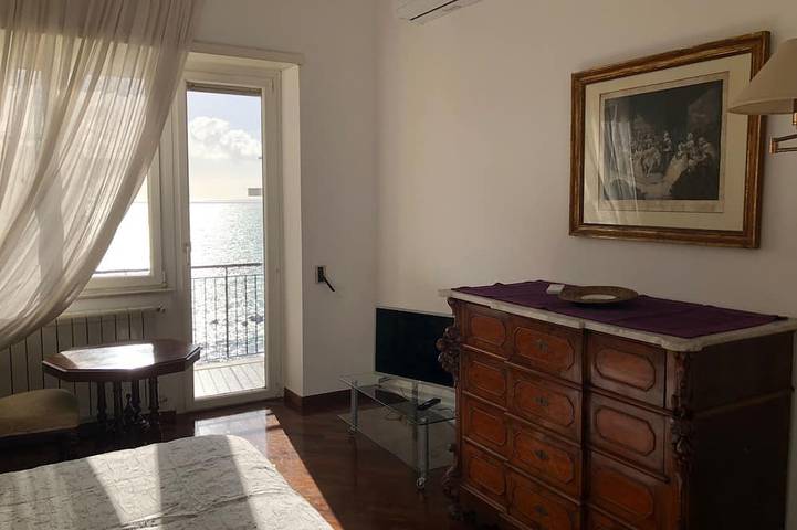 Ganze Wohnung, Meerblick Apartment im Stadtzentrum, 3 Minuten vom Bahnhof und Hafen in Salerno, Tyrrhenische Küste Kampanien