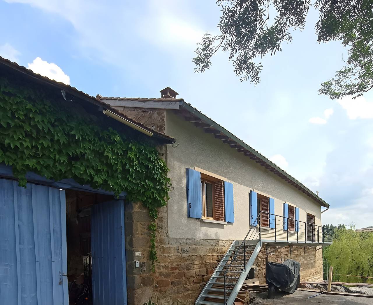 Chambre d’hôtes « Chambre Rotin » avec piscine, terrasse et jardin partagés in Saint-Martin-Lestra, Montbrison