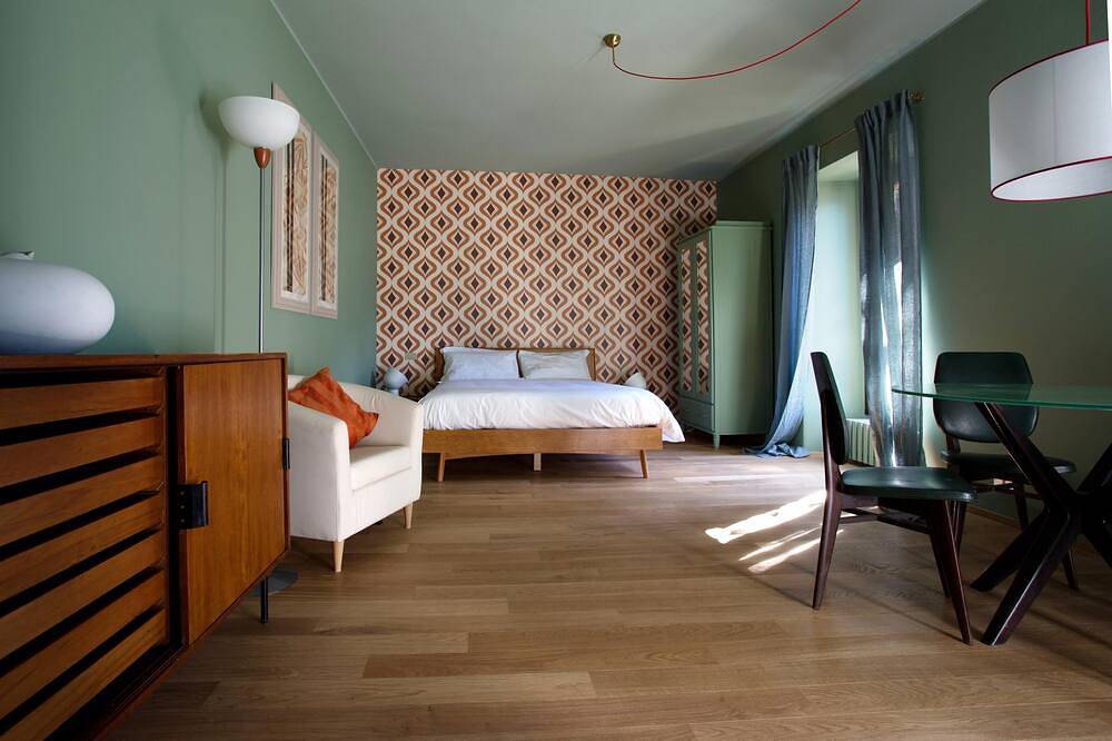 Hel lejlighed, Suite \"Arborella\" at 2 steps from the lake - Resort with lounge bar, swimming pool and beach in Riva (Faggeto Lario), Faggeto Lario